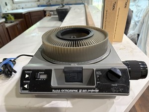 Kodak EKTAGRAPHIC II AM projector With 5 Carousels