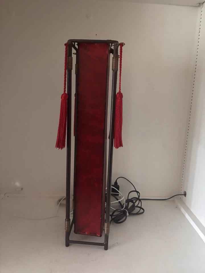 Lámpara roja asiática de hierro forjado y piel de cabra 23,5" de alto con borlas Foto 3 de 4