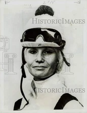 Press Photo Woman Wearing Snow Cap and Goggles - kfx29442