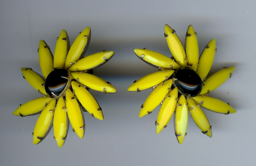 WEISS VINTAGE YELLOW AND BLACK GLASS RHINESTONE DAISY FLOWER CLIP EARRINGS