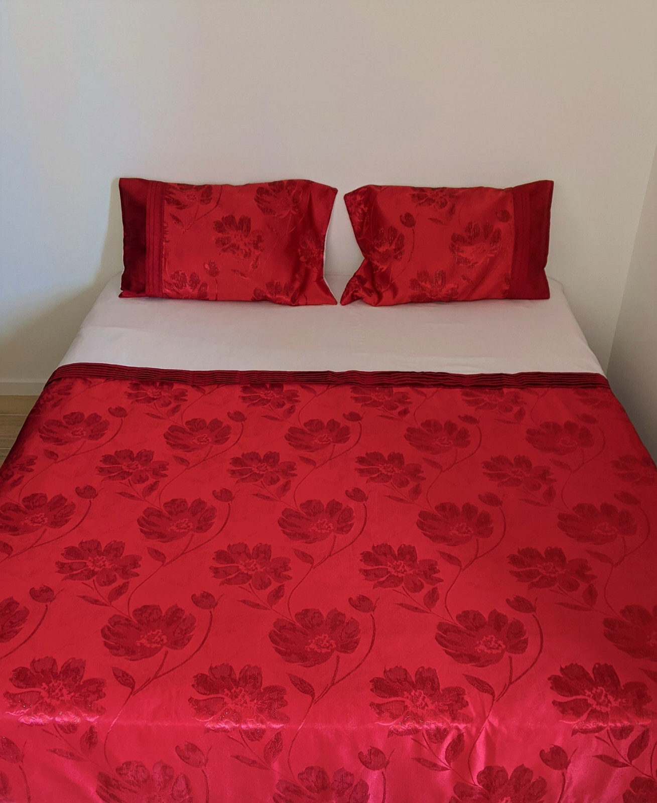 Housse de couette rouge blanche 215x225 en coton pour une ambiance de chambre cosy