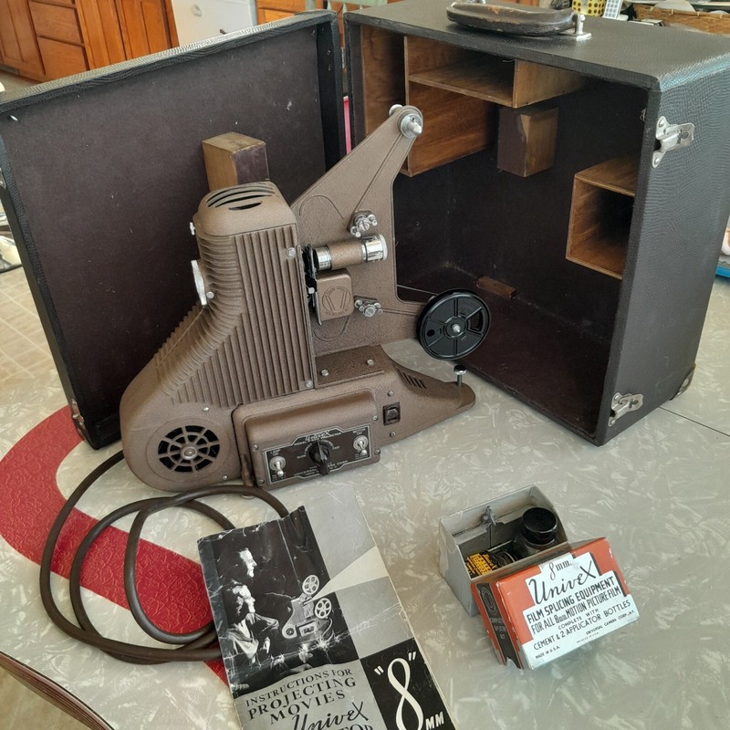 VINTAGE UNIVEX PROJECTOR MODEL P-500 WITH CASE