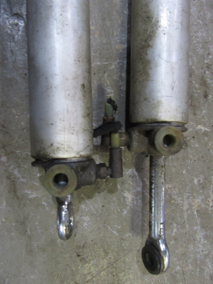 Cadillac Deville 1965 1966 convertible techo par de cilindros hidráulicos GM Foto 2 de 3