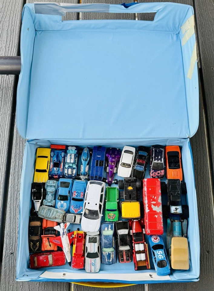 Vintage 1976 MATCHBOX #136 48-Car Capacity Carry Case with Diecast Lot No Trays - Image 2 of 4