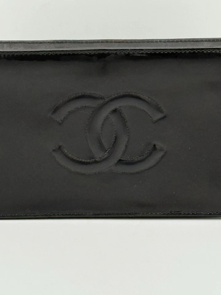 Autêntica clutch acolchoada Chanel preta pele de cordeiro com certificado de autenticidade – Berloque dourado CC - Imagem 4 de 4