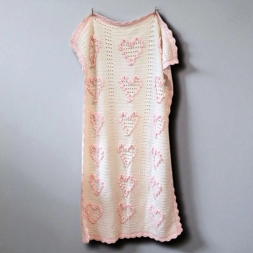 Manta de bebé vintage hecha a mano para niñas corazones blancos rosas guardería tejida tiro Foto 2 de 4