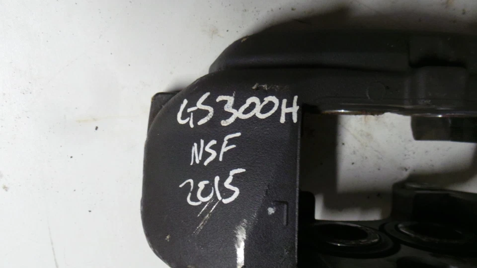 Lexus GS300H 2015 lado del pasajero delantero izquierdo (NSF) pinza de freno Foto 2 de 4