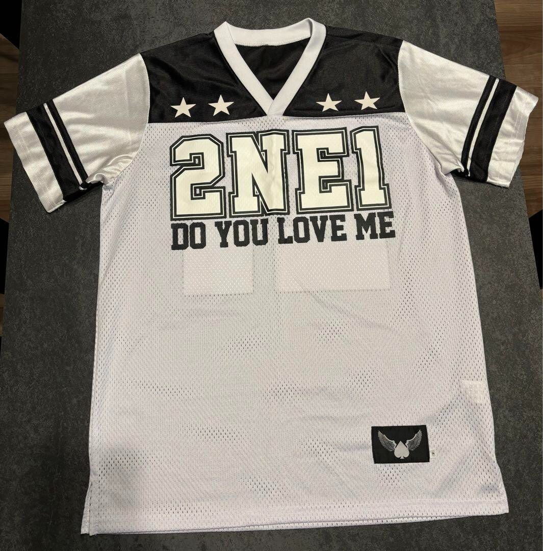 2NE1 サイン入りTシャツ