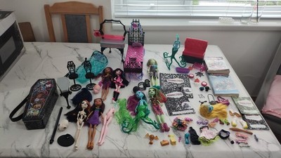 Monster High riesiges Konvolut - Puppen, Möbel, Bücher & Zubehör