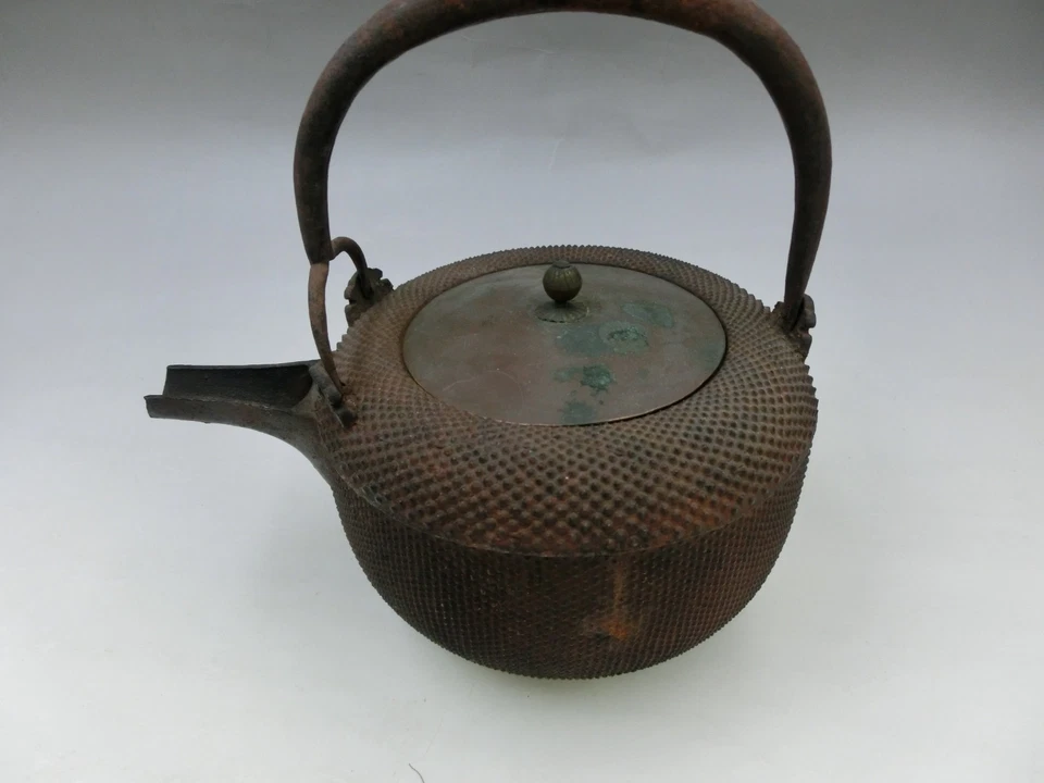 Antiguo Hervidor de Sake de Hierro Choshi Japonés Siglo XIX - Juego de 2 Ollas con Tapa de Bronce Foto 3 de 4