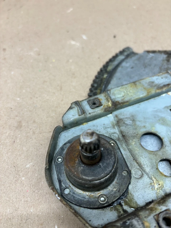 1964-1967 Oldsmobile Cutlass F-85 Vista Cruiser 4dr right front window regulator - Image 3 of 4