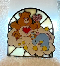 Sanrio Hello Kitty & Friends x Care Bears "Vitrail" - Pin's smoking Sam en boîte