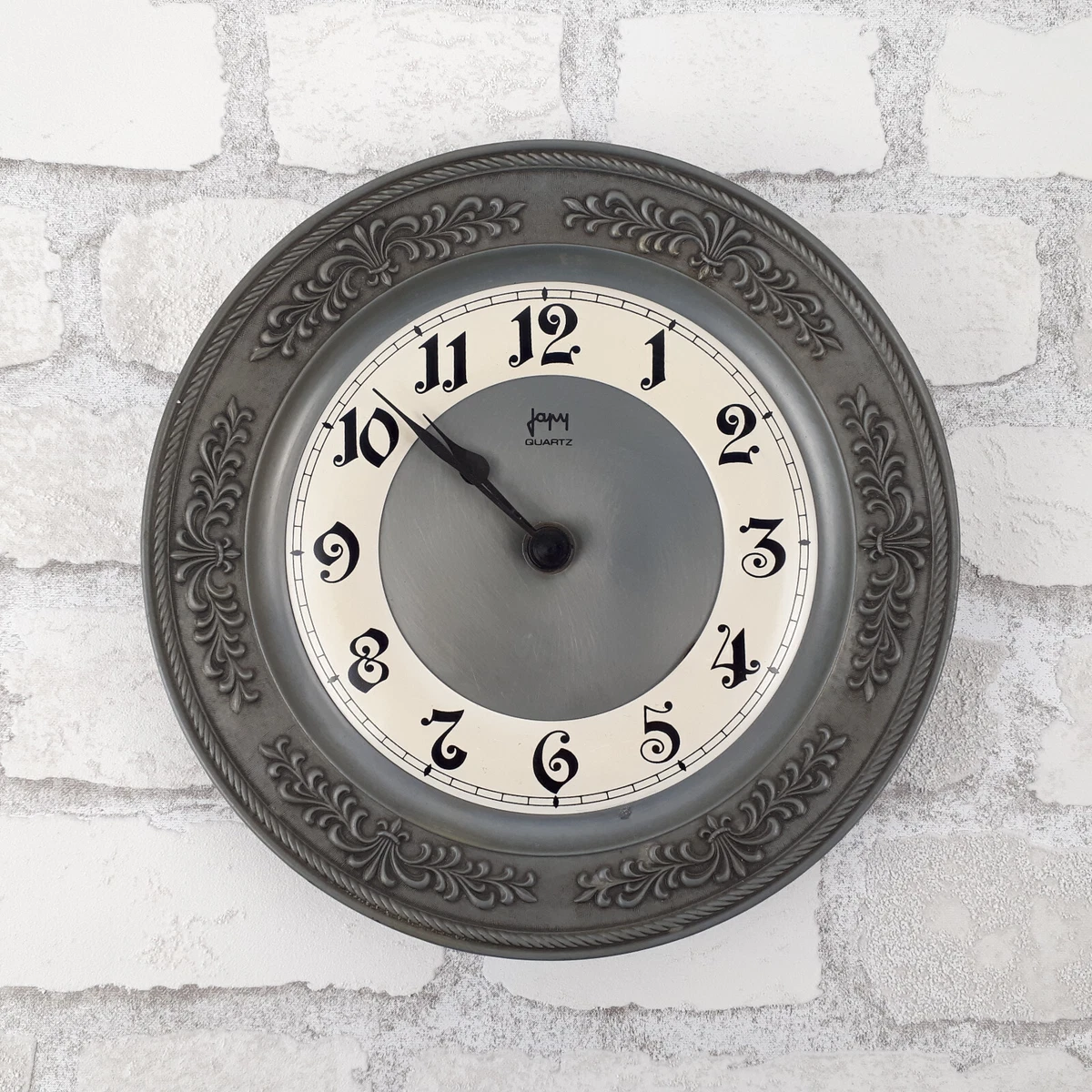 HORLOGE À QUARTZ silencieuse avec chiffres romains et cadre métallique