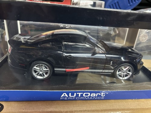 *RAR AUTOart 1/18 Ford Mustang Shelby GT500 schwarz mit silbernen Streifen