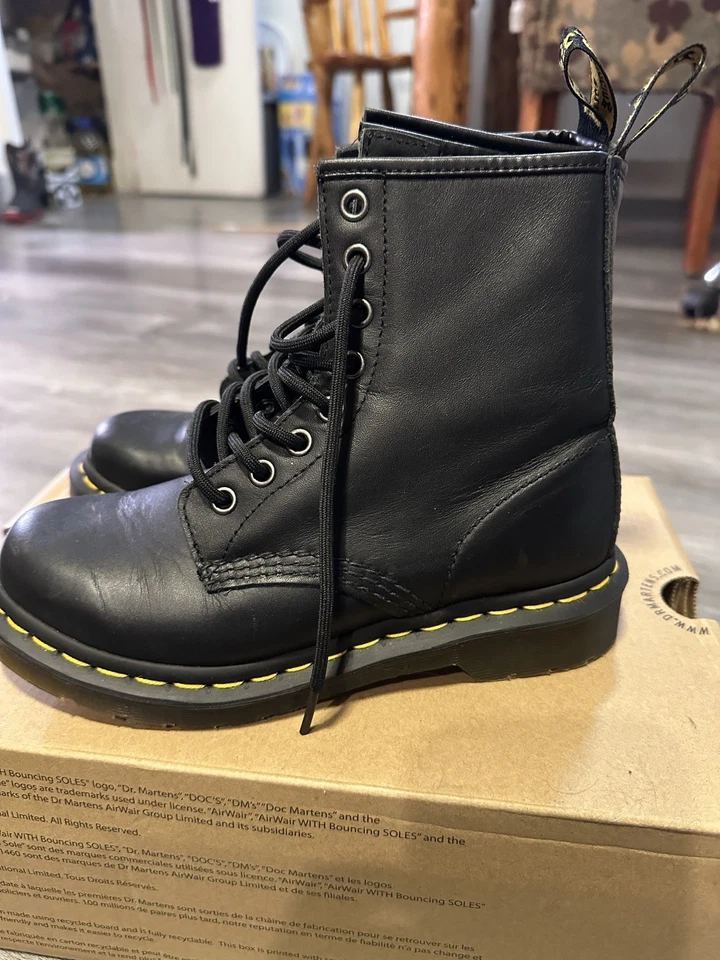Botas de couro preto levemente usadas tamanho 5 Dr Marten Air Wair - Imagem 3 de 4