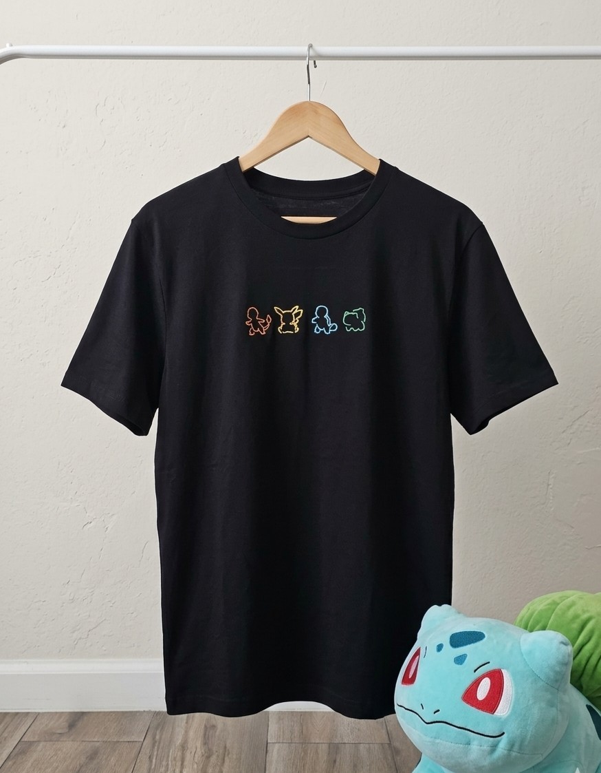 Camiseta de pokemon Basica Con Silueta De Starter Kanto Bordados