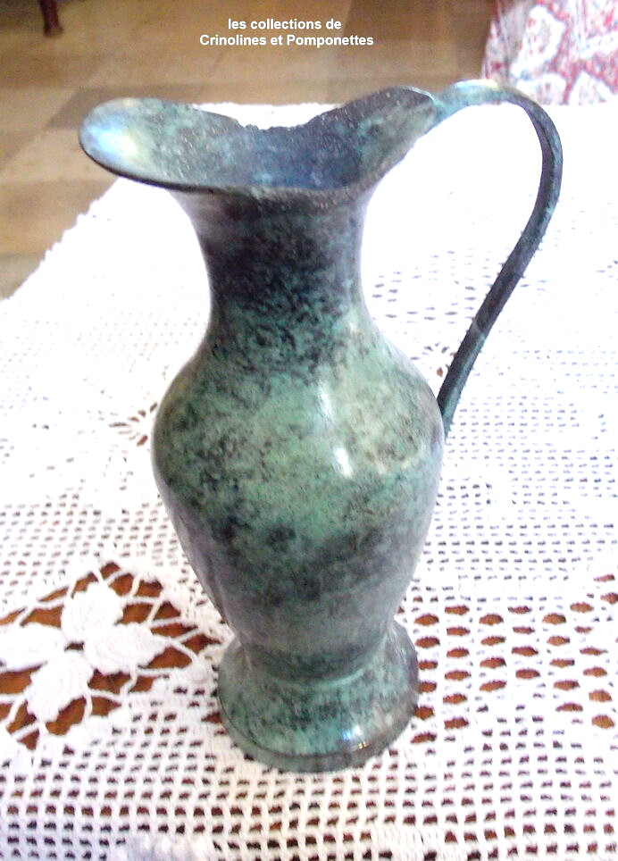 Vase aiguière en laiton patiné céladon pièce de collection artisanale de 35cm