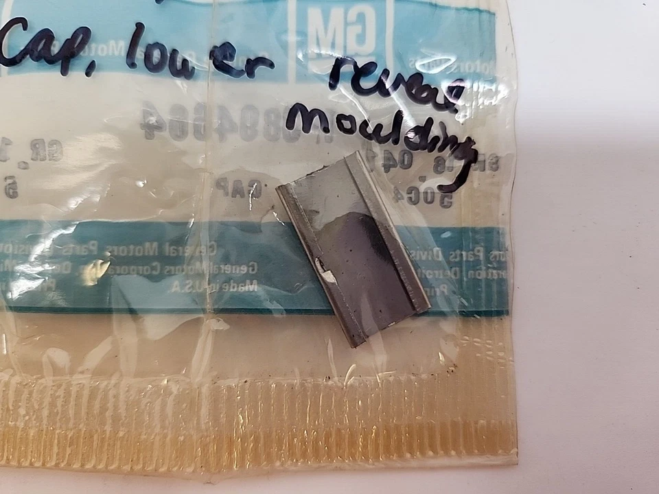 1 clip central de moldura inferior para parabrisas OEM FR 3894664 1968-72 Chevrolet Blazer (799 Foto 2 de 4