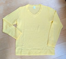 Zartgelber, leichter, dünner Strickpullover ...