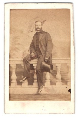 Fotografie C.T. Newcombe, London, Fenchurch Street 135, Portrait eines elegante 