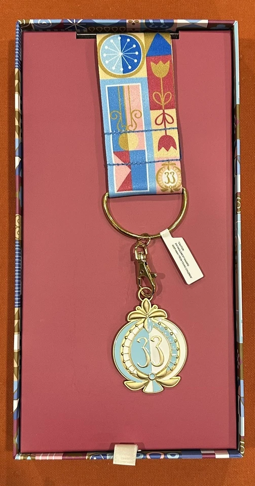 Cordón exclusivo Disneyland CLUB 33 Small World nuevo en caja edición limitada de 600 nuevo en stock Foto 2 de 3