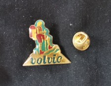 Pin's Volvic Randonnée Marche Promenade Montage Sport Boisson Drink - Pin L1