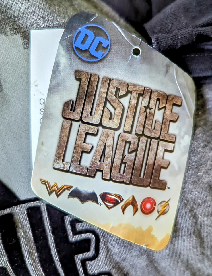 CAMISETA LIGA DE LA JUSTICIA NIÑOS/GURÚS. Talla XL 4 en adelante... GRIS/NEGRO/ROJO. GRÁFICO GENIAL. Foto 4 de 4