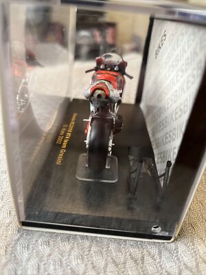 1/24 moto HONDA RC211V n°11 REPSOL 2002