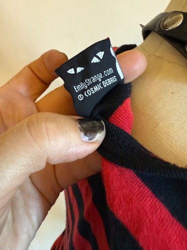 Vintage Emily The Strange Mall Goth Y2K Red And Black Striped Emo Punk T-Shirt - Picture 6 of 9