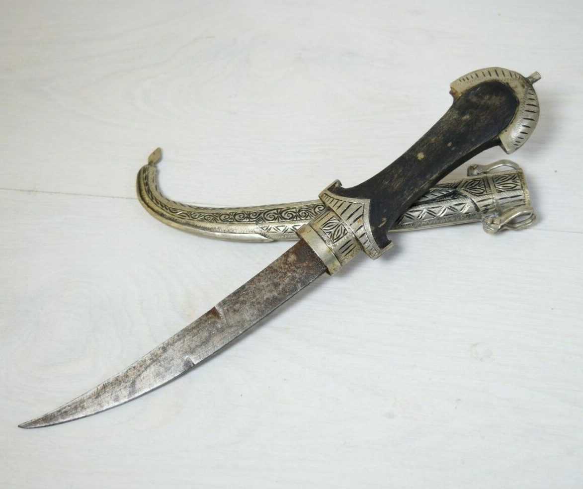 Vintage Collaectible Arabic Oriental Dagger Knife with Metal