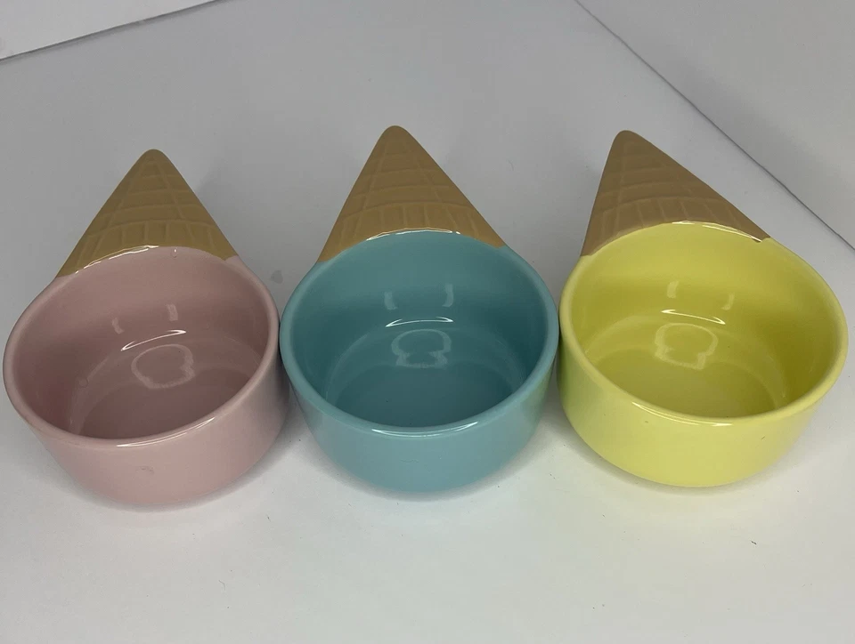 3 cuencos de helado de aspecto vintage con forma de conos de helado azul, rosa, amarillo Foto 3 de 4