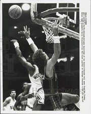 1982 Press Photo Orlando Woolridge knocks ball away from Kelly Tripucka, Chicago