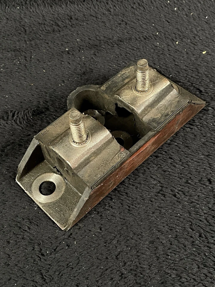 NOS OEM 1973-1977 FORD MAVERICK AND GRABBER AUTOMATIC TRANS REAR MOUNT INSULATOR - Image 2 of 2