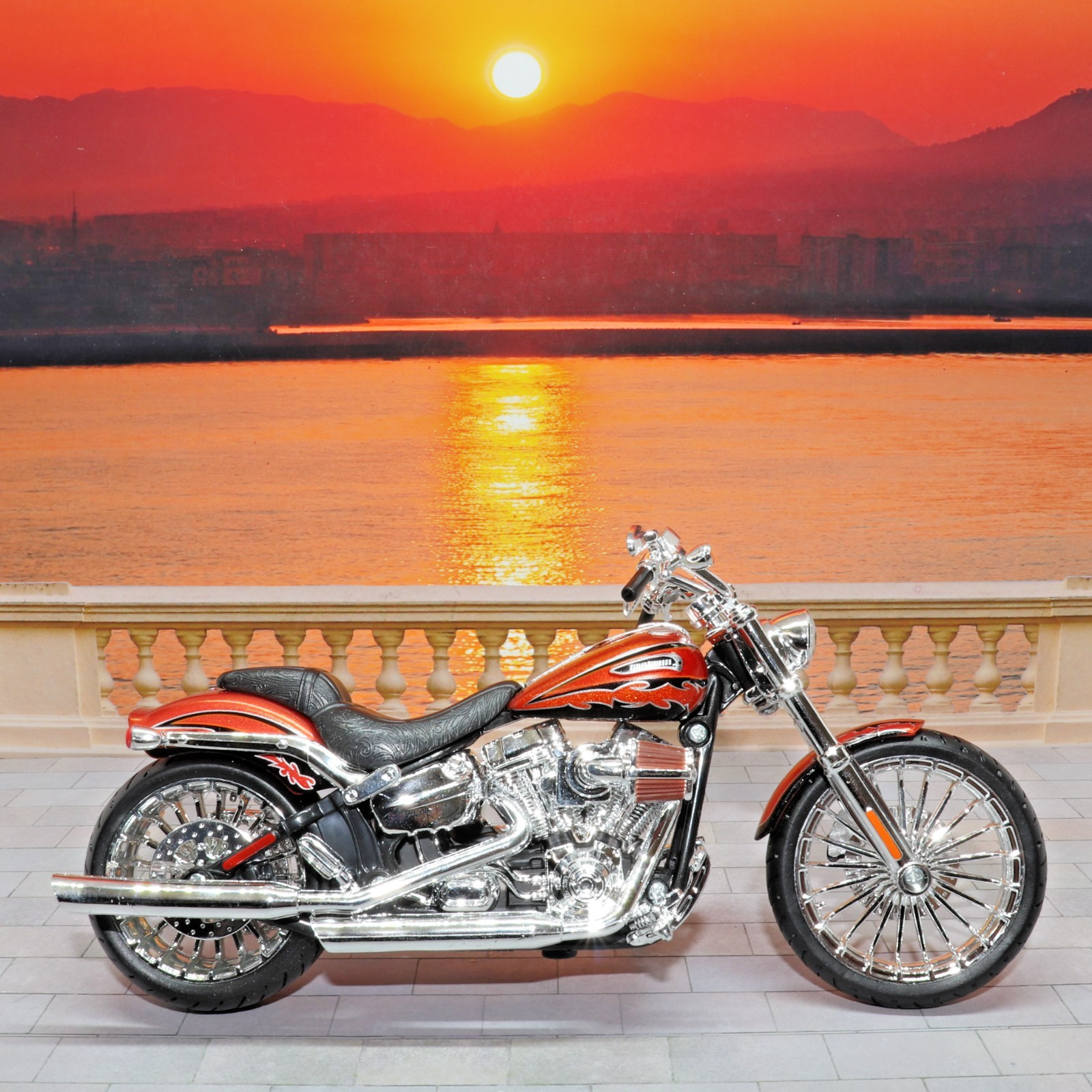 Maisto Harley Davidson CVO Breakout 2014 1:12 Scale Model Motorcycle Chopper