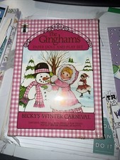 Poupée en papier et boîte de jeu vintage 1979 The Ginghams® Becky’s Winter Carnival