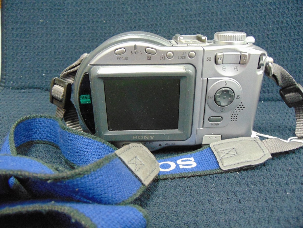 SONY CD MAVICA MVC-CD300 3.3 MEGAPIXEL 6X ZOOM CAMERA SONY CD MAVICA MVC-CD300 3.3 MEGAPIXEL 6X ZOOM CAMERA