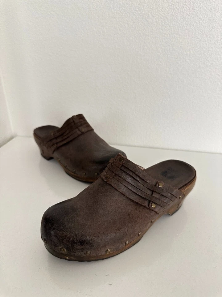 Zueco Frye Clara Tachonado Cuero Marrón Oscuro Tacón Bloque Western Mule Para Mujer 7.5 Foto 2 de 4