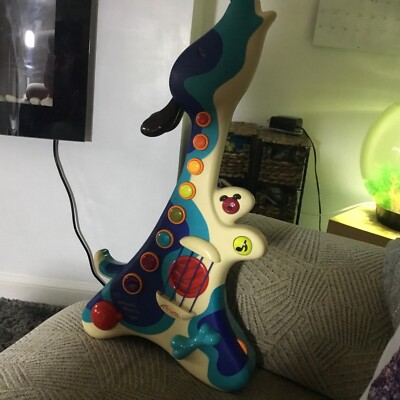 TOYS Woofer Interactive GUITAR Hound Dog Strum Musical