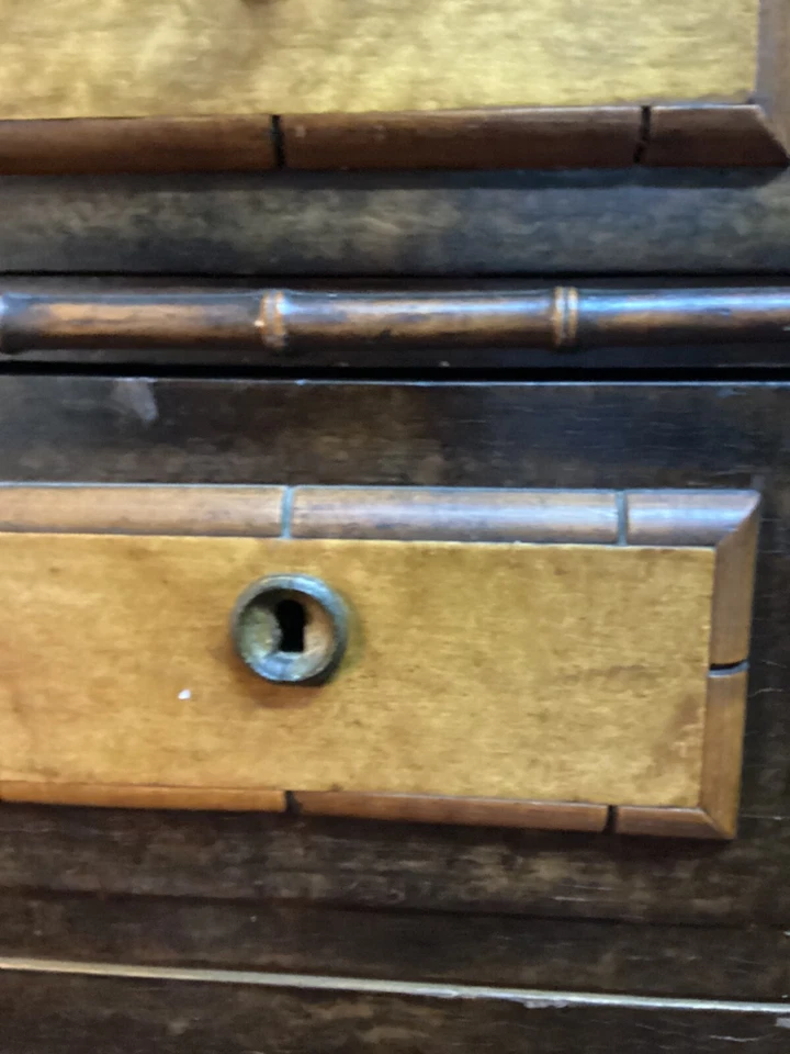 MUEBLE DE NOCHE VICTORIANO MÁRMOL EN LA PARTE SUPERIOR. RESTAURADO. 4 CAJONES. ALTURA 35 PULGADAS Foto 4 de 4