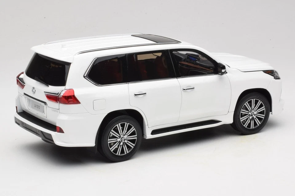 LCD18010-WH Lexus LX570 J200 White LCD 1:18 - Immagine 3 di 4