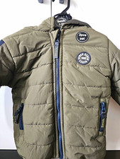 Bench. Jungen Set 3-teilig Gr. 92 Jacke T-Shirt Hose oliv/beige/wei&szlig;