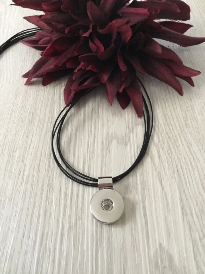 Einfache Kette schwarzes Wachsband mit Chunks/Druckknopf-Anhänger silber