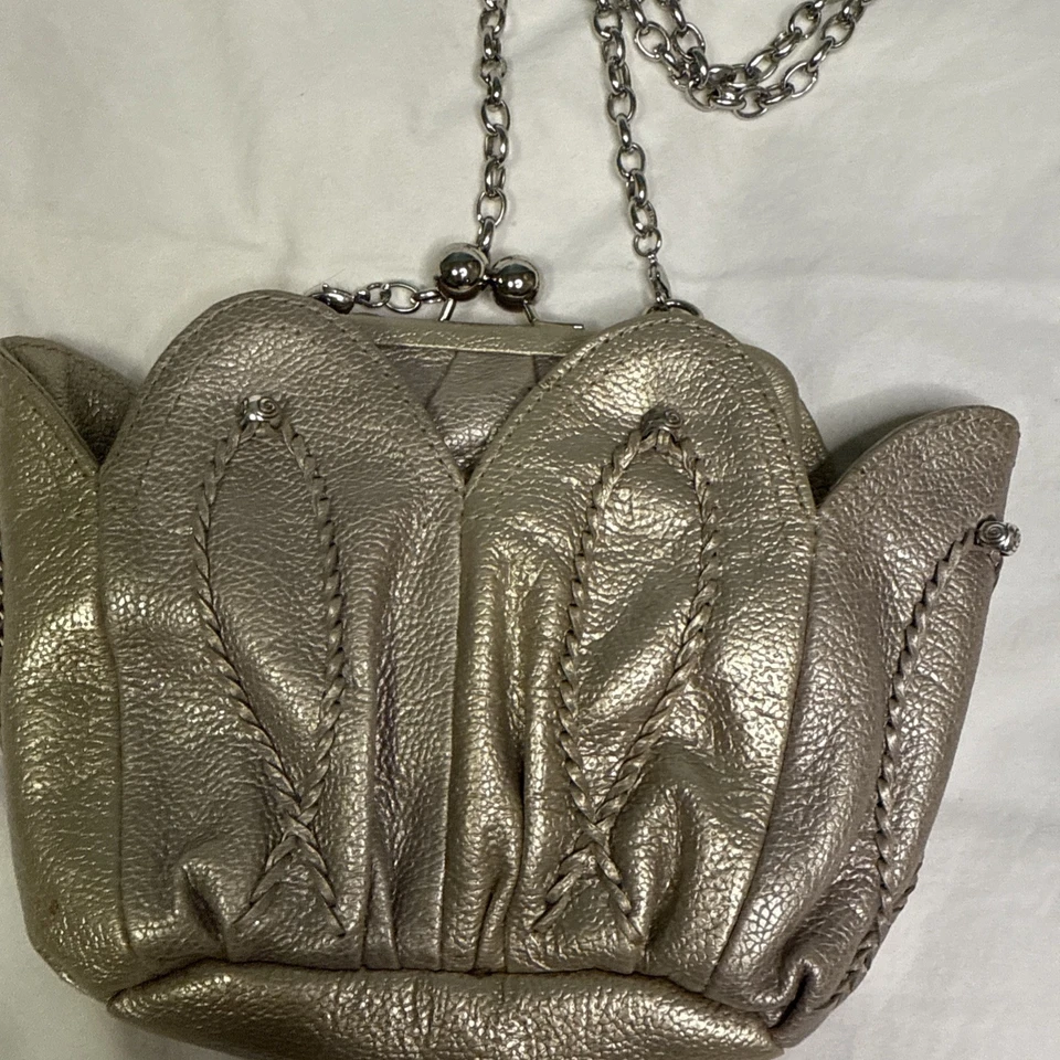 Mini Bolso Brighton Tulipán Pétalos Cuero Dorado Bloqueo de Beso con Correa de Cadena 5 H x 7.5 L Foto 4 de 4