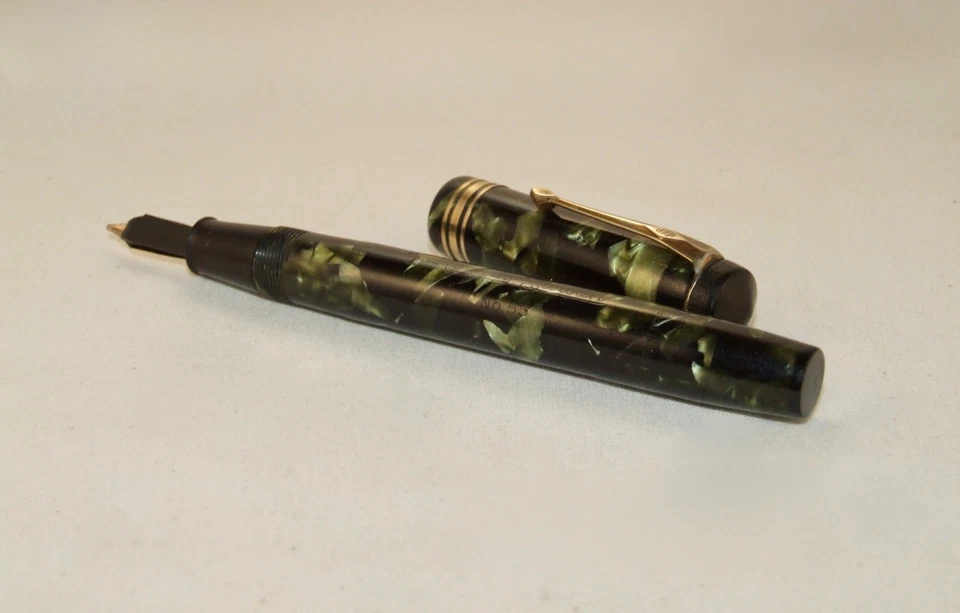 VINTAGE CONWAY STEWART 55 FOUNTAIN PEN - EMERALD / BLACK MARBLE - BOXED - C1939 - Image 4 of 4