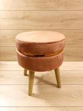 Sgabello Poggiapiedi Tondo Sunshine In Velluto Rosa Antico Con Gambe In Legno
