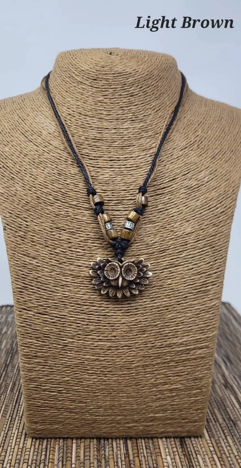 Colar Coruja – Pingente de Resina Esculpida Unissex Ajustável 16–32 polegadas 4 Cores 3 Fios - Imagem 3 de 4