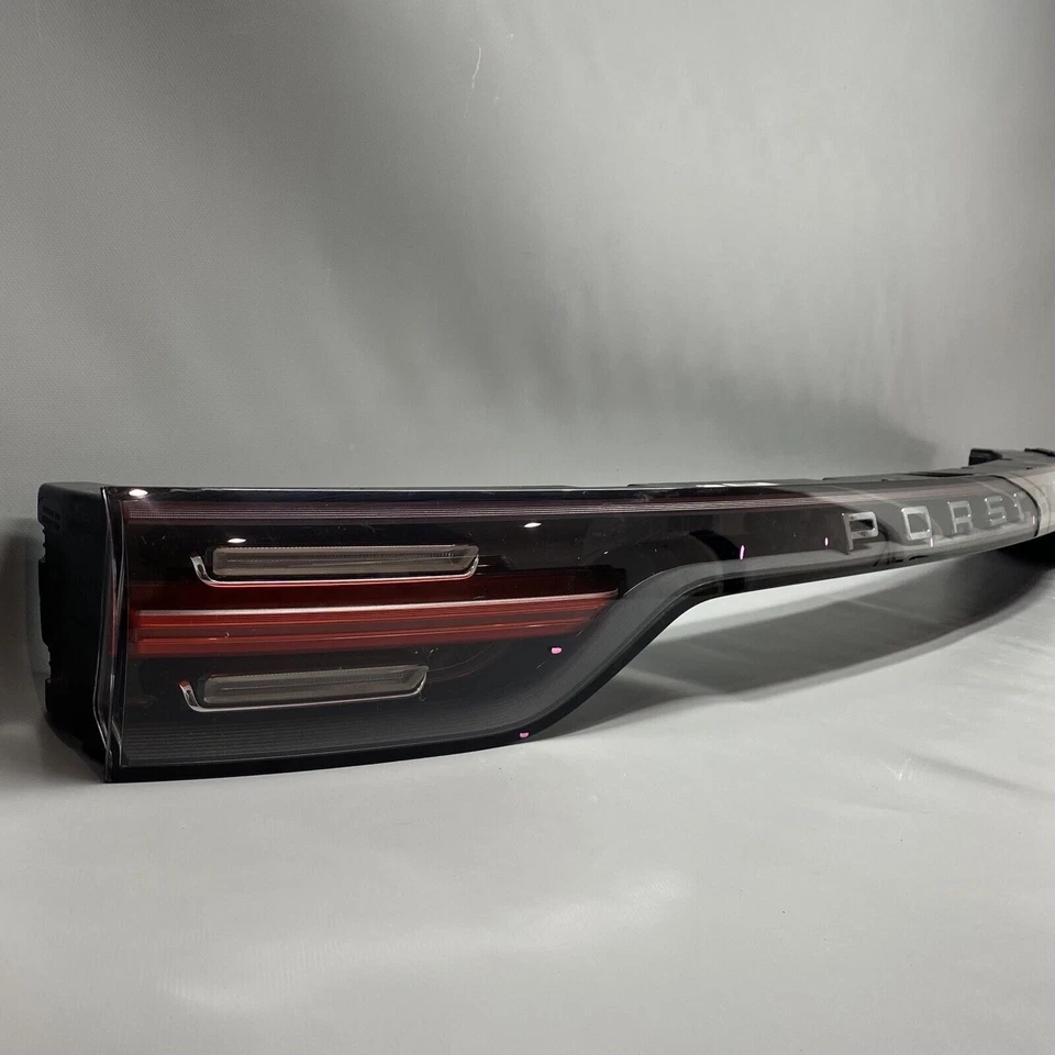 PORSCHE CAYENNE TRUNK CENTER TAIL LIGHT LED 2019 2020 2021 OEM 9Y0945081Q Foto 2 de 4
