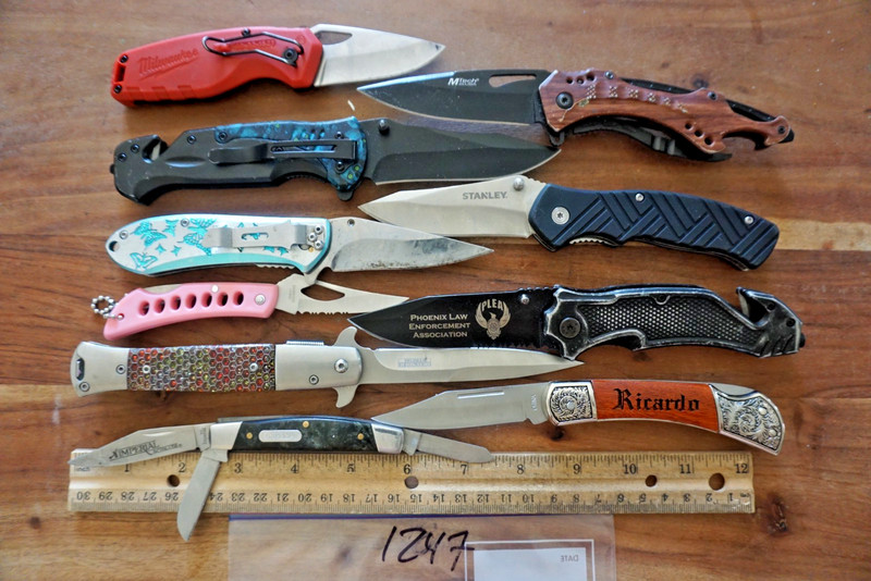 1247    Ten assorted pocket knives