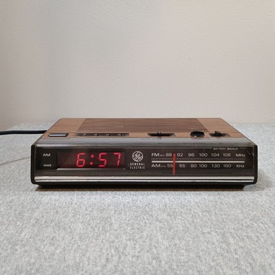 General Electric 7-4624B FM/AM Digital Clock Radio Woodgrain - Tested & Working