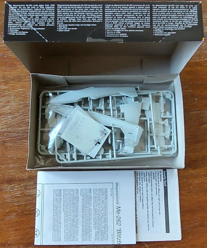 MATCHBOX 40100 Messerschmitt Me-262 BLITZBOMBER- kit 1/72 nuovo parti distaccate - Immagine 2 di 4